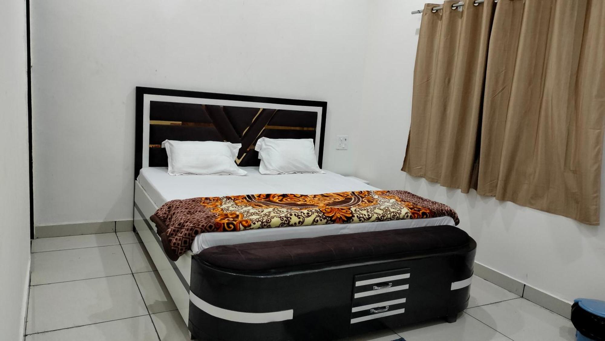 Maa Gayatri Dham Hotel Vrindavan Exterior photo