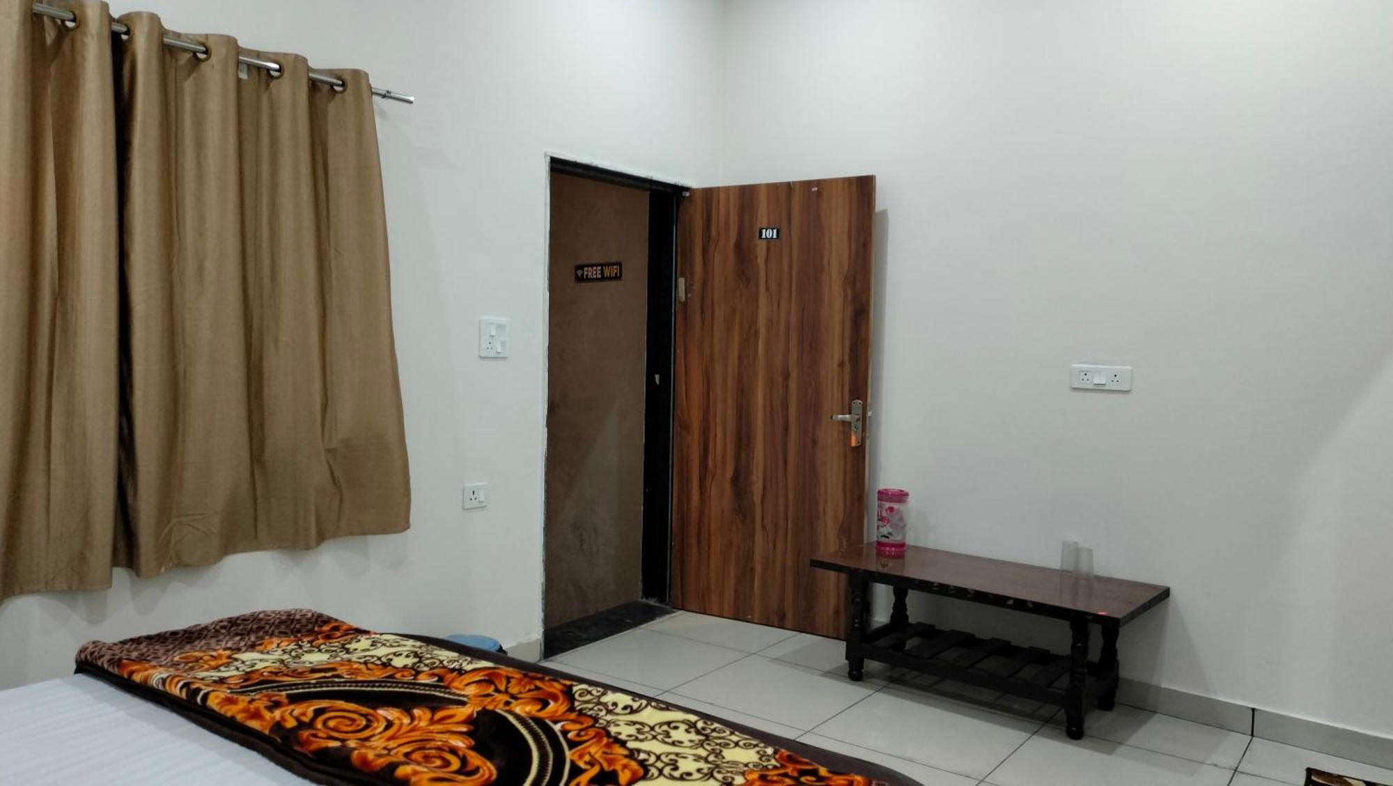 Maa Gayatri Dham Hotel Vrindavan Exterior photo