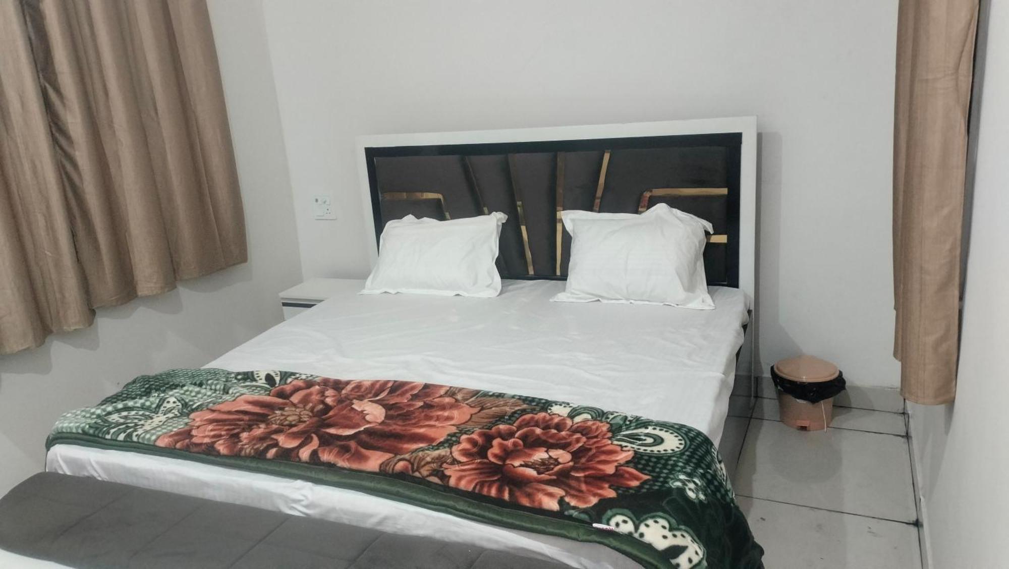 Maa Gayatri Dham Hotel Vrindavan Exterior photo