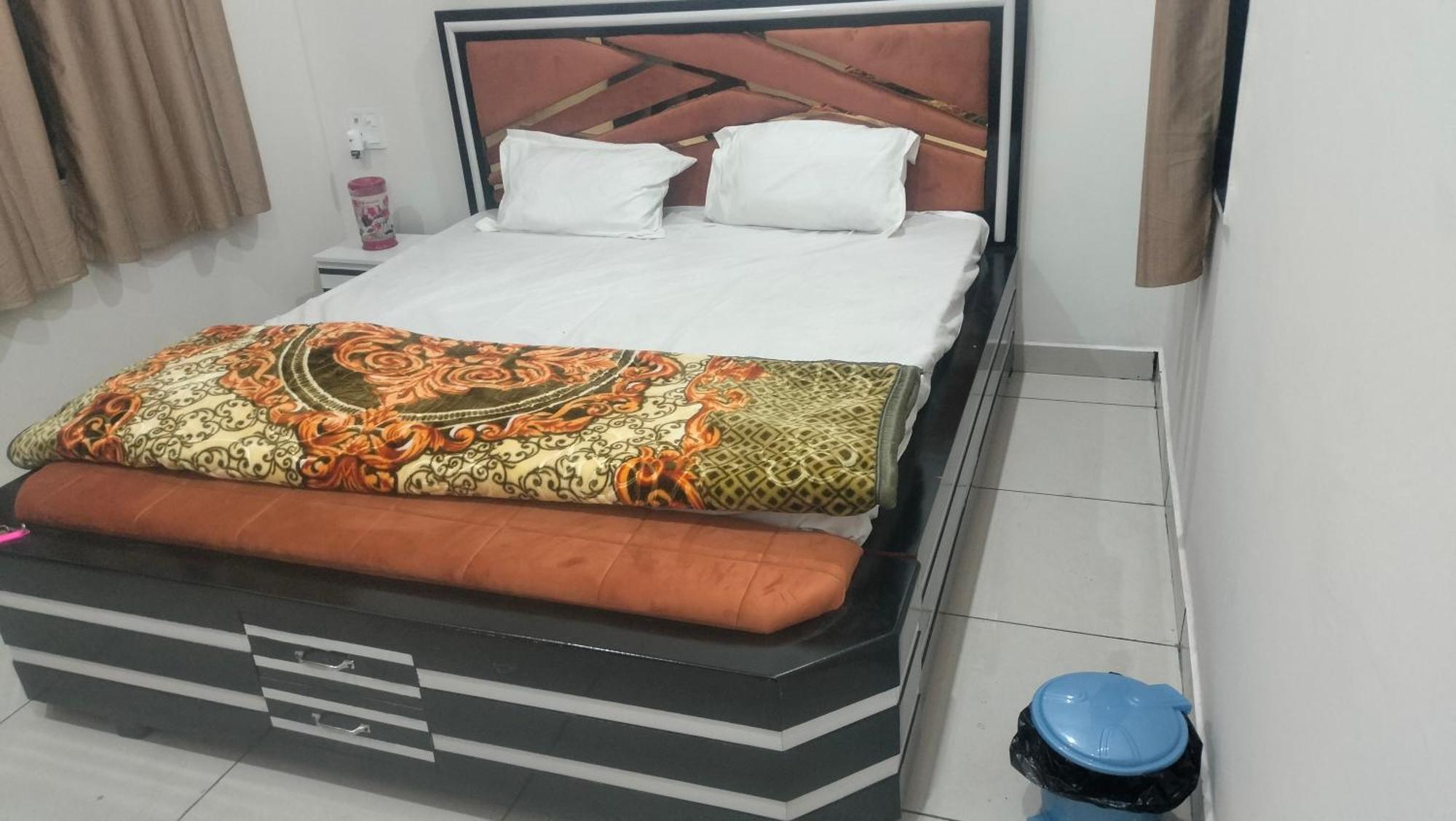 Maa Gayatri Dham Hotel Vrindavan Exterior photo
