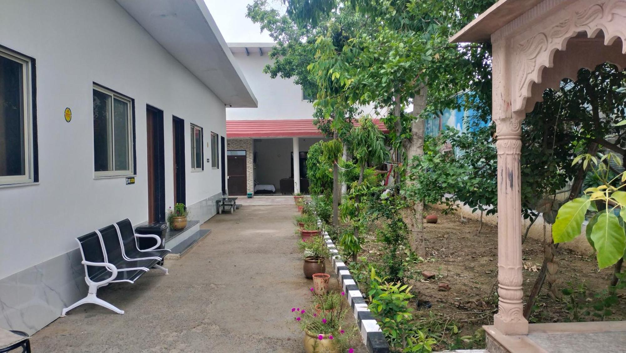Maa Gayatri Dham Hotel Vrindavan Exterior photo